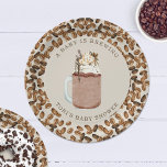 Ein Baby brütet eine eiskalte Kaffee-Babydusche Pappteller<br><div class="desc">"Ein Baby braut" Babydusche Thema mit Illustration von eisem Kaffee in einem Maurerglas mit Schokolade und Karamelll mit Kaffebabohnenrand.</div>