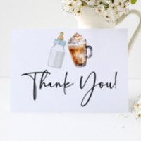 Ein Baby brütet eine Flasche Kaffee Babydusche