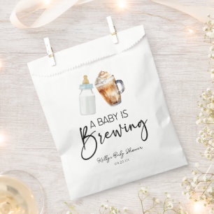 Ein Baby brütet eine Flasche Kaffee Glas Babydusch Geschenktütchen