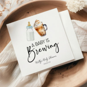 Ein Baby brütet eine Flasche Kaffee Glas Babydusch Serviette
