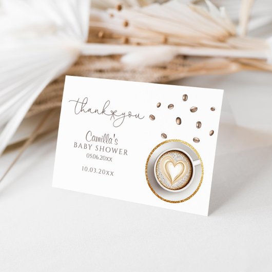 Ein Baby brütet eine Kaffeemaschine. Dankeskarte