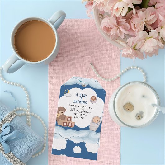 Ein Baby brütet eine Kaffeemaschine. Geschenkanhänger