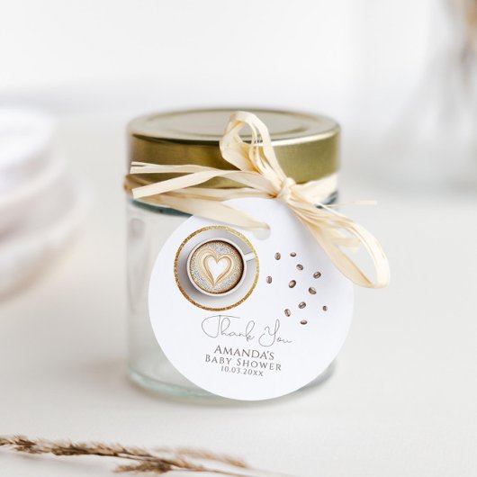 Ein Baby brütet eine Kaffeemaschine. Geschenkanhänger