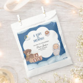 Ein Baby brütet eine Kaffeemaschine. Geschenktütchen (Ausgeschnitten)