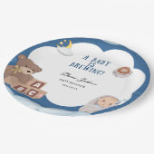 Ein Baby brütet eine Kaffeemaschine. Pappteller (Schrägansicht)