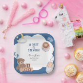 Ein Baby brütet eine Kaffeemaschine. Pappteller (Party)