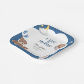 Ein Baby brütet eine Kaffeemaschine. Pappteller (Gewinkelt)