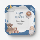 Ein Baby brütet eine Kaffeemaschine. Pappteller (Vorderseite)