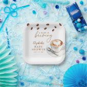 Ein Baby brütet eine Kaffeemaschine. Pappteller (Party)