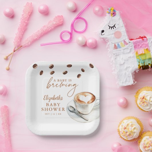 Ein Baby brütet eine Kaffeemaschine. Pappteller (Party)