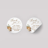 Ein Baby brütet eine Kaffeemaschine. Runder Aufkleber