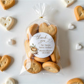 Ein Baby brütet eine Kaffeemaschine. Runder Aufkleber