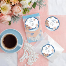 Ein Baby brütet eine Kaffeemaschine.