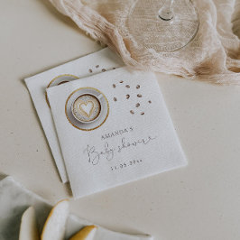 Ein Baby brütet eine Kaffeemaschine. Serviette