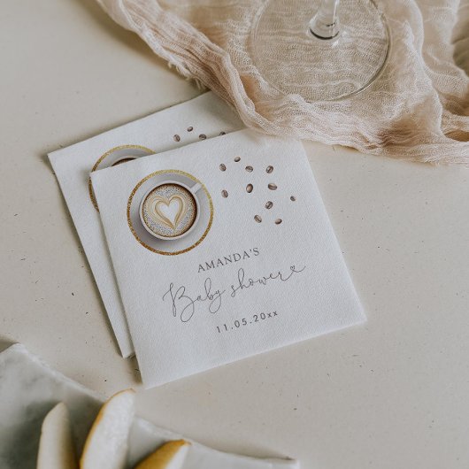 Ein Baby brütet eine Kaffeemaschine. Serviette