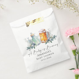 Ein Baby brütet eine Minimalistische Babydusche Geschenktütchen