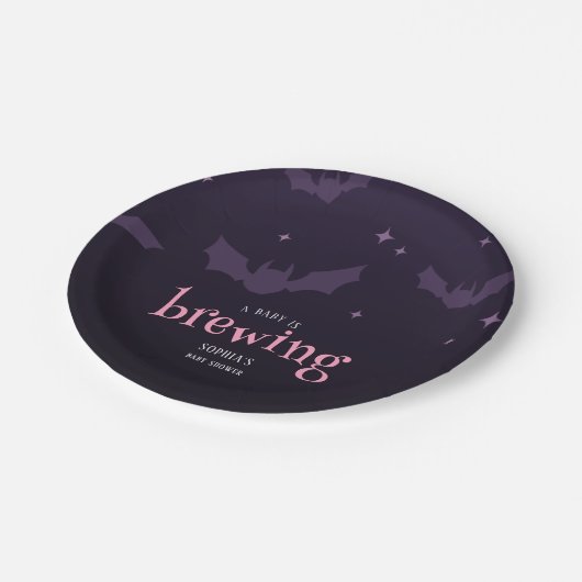 Ein Baby brütet eine spukhafte Babydusche Pappteller (Schrägansicht)