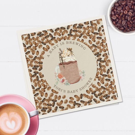 Ein Baby brütet eine Teekanne mit Teefloraldusche Serviette