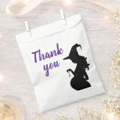 Ein Baby brütet Geschenktütchen (Ausgeschnitten)