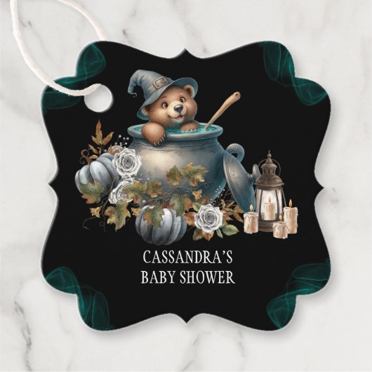 Ein Baby brütet. | Halloween Baby Showfavorit Geschenkanhänger (Vorderseite)