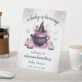 Ein Baby brütet Halloween-Babydusche. Empfang Sockelschild (In SItu)