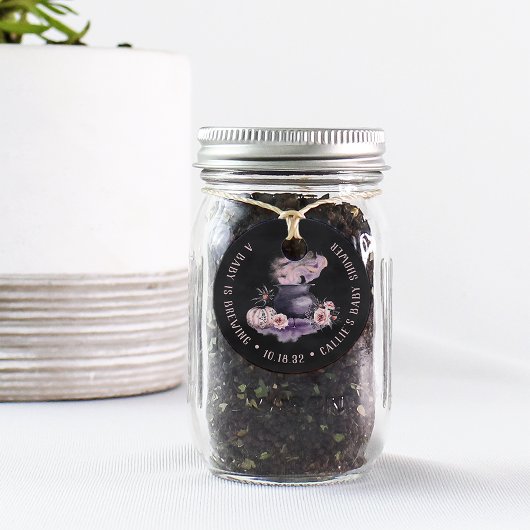 Ein Baby brütet. | Halloween Cauldron Babydusche Geschenkanhänger