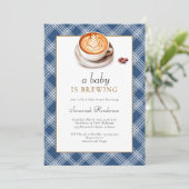 Ein Baby brütet Kaffee Cup Blue Baby Dusche Einladung (Stehend Vorderseite)