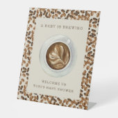 Ein Baby brütet Kaffeebohnen Babydusche Sockelschild (Vorderseite)