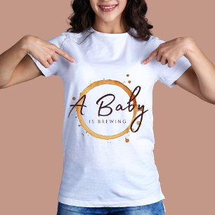 Ein Baby brütet Kaffeebohnen Babydusche T-Shirt