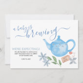 Ein Baby brütet | Niedlich Blue Teapot Schwangersc Ankündigung (Vorderseite)