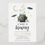 Ein Baby brütet. | Niedliche Halloween-Kinderdusch Folieneinladung (Vorderseite)