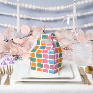 Ein Baby brütet.   Niedliche Halloween-Kinderdusch Geschenkschachtel