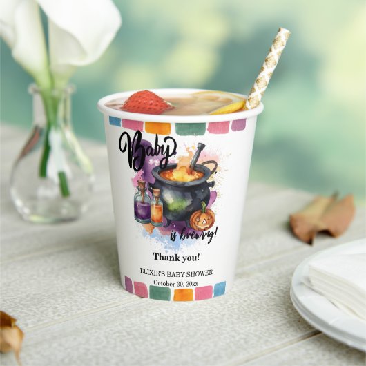 Ein Baby brütet. | Niedliche Halloween-Kinderdusch Pappbecher (In Situ)