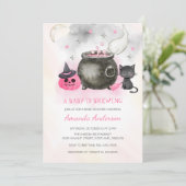 Ein Baby brütet. |Niedliche Halloween-Kinderdusche Einladung (Stehend Vorderseite)