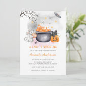 Ein Baby brütet. |Niedliche Halloween-Kinderdusche Einladung (Stehend Vorderseite)