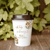 Ein Baby brütet Papieraufnahmen | Kaffeemaschine Pappbecher