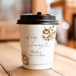 Ein Baby brütet Papieraufnahmen | Kaffeemaschine Pappbecher