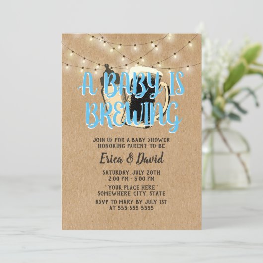 Ein Baby brütet rustikale Kraft-Bierdusche Einladung (Stehend Vorderseite)