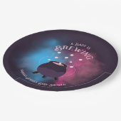 Ein Baby brütet Spooky Gender Reveal Cauldron Pappteller (Schrägansicht)