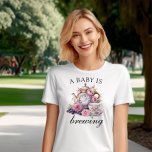 Ein Baby brütet Vintag Teekanne und Teekuchen T-Shirt<br><div class="desc">Ein Kleinkind braut T - Shirt mit Vintagem Tee-Party-Design wie Teekanne,  Teebecher und rosa Rosen. Um Einladungen,  Schreibwaren,  Spiele und die tägliche Dekoration zu koordinieren,  schauen Sie bitte in meiner Vintagen Tea Party Baby Shower Collection nach oder schreiben Sie mir,  um zusätzliche Artikel hinzuzufügen,  die Sie benötigen.</div>