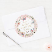 Ein Baby Butterfly ist auf dem Weg zur Babydusche Runder Aufkleber (Umschlag)