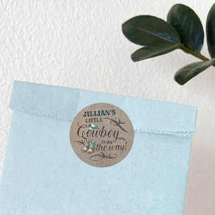 Ein Baby Cowboy ist auf der Way Baby Dusche Runder Aufkleber