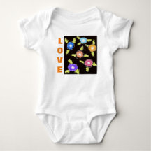 Ein Baby Girls flownte ein Stück