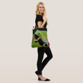 Ein Baby-GrünGecko Tasche (Am Model)