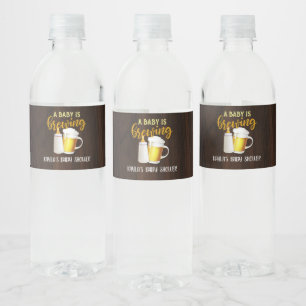 Ein Baby ist das Brauen eines Wasserflaschenlabels Wasserflaschenetikett