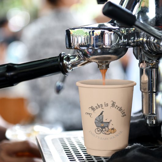 Ein Baby ist das Brechen des Fall Baby Dusche Oran Pappbecher