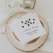 Ein Baby ist das Brechen einer Kaffeemaschine oder Serviette