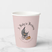 Ein Baby ist die Baby-Herbst-Babydusche Pink Pappbecher (Rückseite)