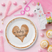 Ein Baby ist die Kaffeemaschine. Pappteller (Party)