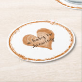 Ein Baby ist die Kaffeemaschine. Runder Pappuntersetzer (Angewinkelt)